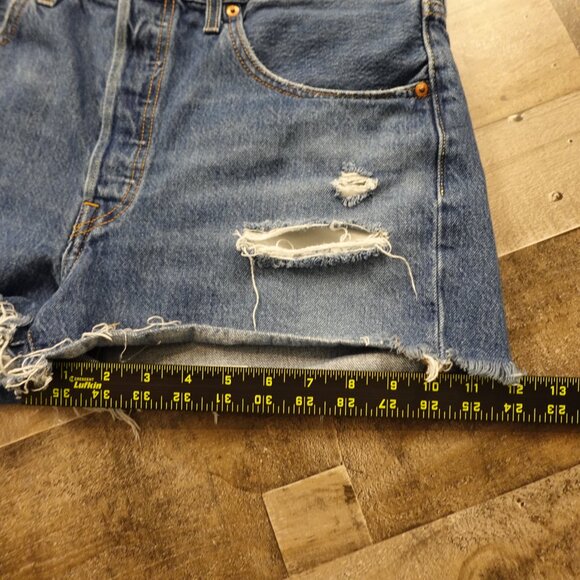 Levi’s 501 Cutoff Denim Shorts Women’s W31 Medium Wash Distressed Raw Hem - Picture 7 of 11